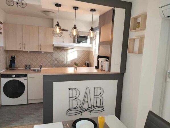 ثلاجة، ميكروويف، فرن، غسالة أطباق