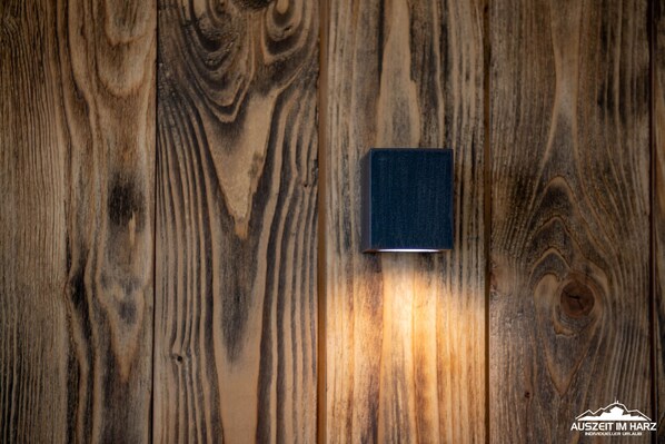 A wooden surface with a small, dark-colored object placed on it. - Ferienwohnung Feuerstein (Schierke)