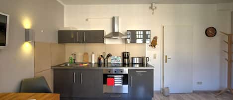 Een koelkast, een magnetron, een oven, een kookplaat