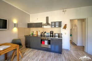 Réfrigérateur, micro-ondes, four, plaque de cuisson