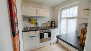 Kühlschrank, Ofen, Herdplatte, Wasserkocher mit Kaffee-/Teezubehör