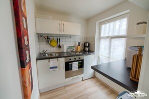 Réfrigérateur, four, plaque de cuisson, cafetière/bouilloire