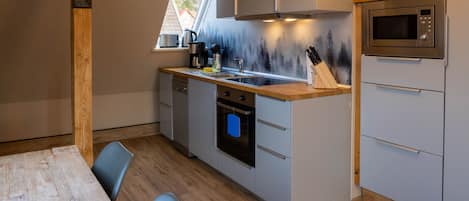 Geladeira, micro-ondas, fogão, cooktop