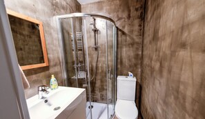 Shower, hair dryer, towels - Haus 3 Ferienwohnung 1 (Braunlage)