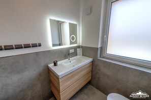 Een douche, een haardroger, handdoeken