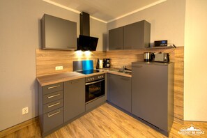 Frigorífico, horno, placa de cocina y lavavajillas