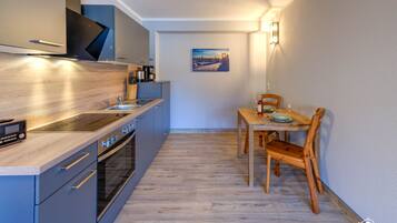 Kühlschrank, Ofen, Herdplatte, Geschirrspüler