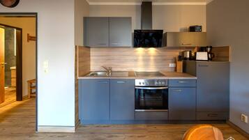 Jääkaappi, uuni, liesi, astianpesukone