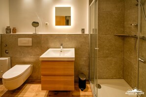 Dusche, Haartrockner, Handtücher