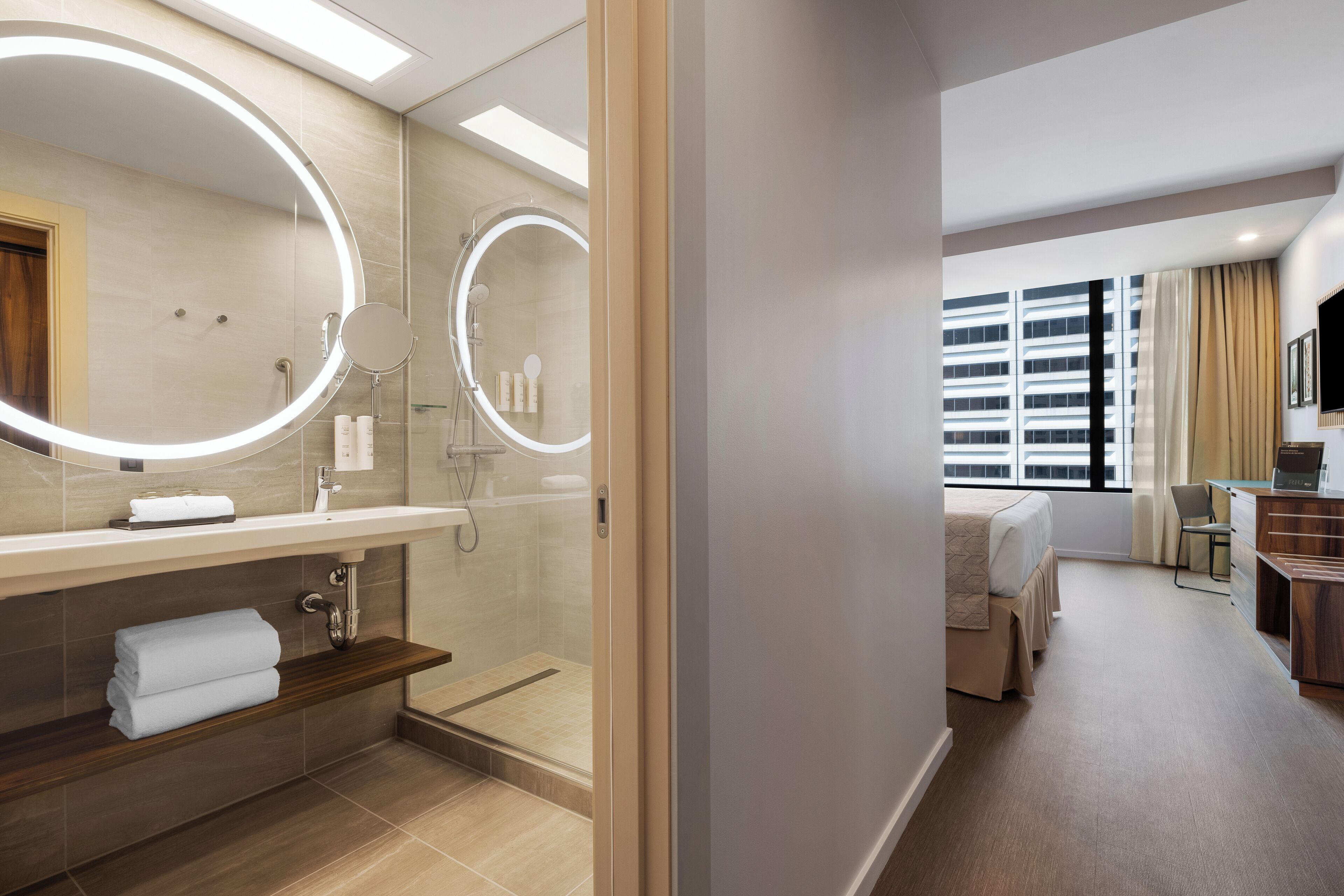 高档床上用品、客房内保险箱、办公桌、遮光窗帘