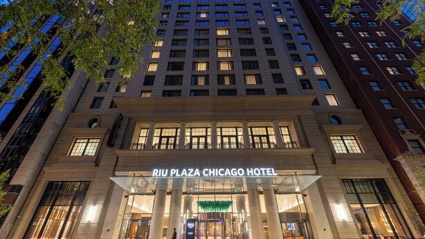 The Riu Plaza Chicago Hotel facade with a grand entrance, large windows, and a modern architectural design. - Hotel Riu Plaza Chicago (Chicago)