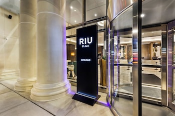 Hotel exterior and entrance at Hotel Riu Plaza Chicago