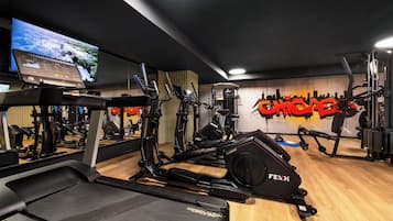 Uma academia com esteiras, elípticos e máquinas de musculação.