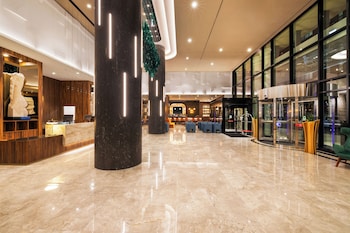 Hotel entrance and lobby at Hotel Riu Plaza Chicago