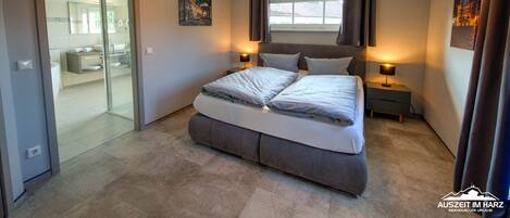5 bedrooms, free WiFi, bed sheets
