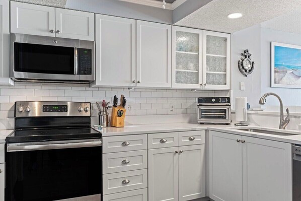 冰箱、微波炉、烤箱、炉灶