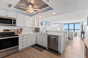 Réfrigérateur, four à micro-ondes, un four, surface de cuisson