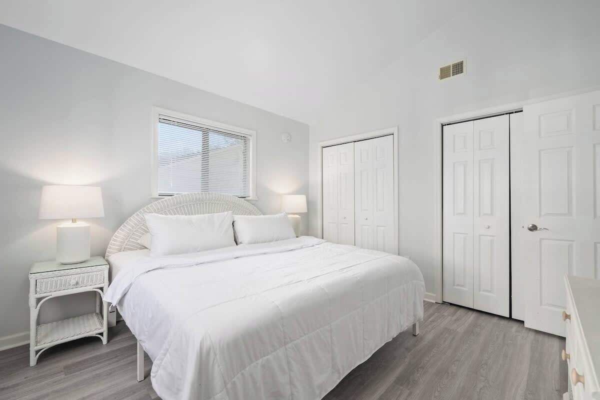 4 bedrooms, iron/ironing board, WiFi, bed sheets