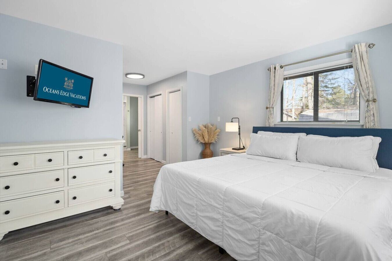 4 bedrooms, desk, WiFi, bed sheets