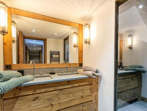 Hair dryer, towels - Luxury 5-room apartment with balconies and views, near slopes (Val-d'Isère)