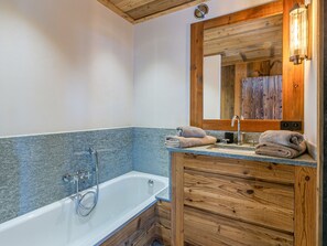 Séchoir à cheveux, serviettes fournies