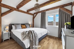 2 dormitoris, planxa i posts de planxar i un bressol de viatge