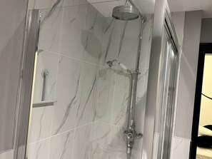 Apartment | Bathroom | Combined shower/tub, deep soaking tub, hair dryer, towels - Captivating 2-bed Apartment in Brighton (Brighton)