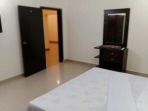 Deluxe Double Room | Soundproofing, iron/ironing board, free WiFi - The Muslim Guest House (Karachi)