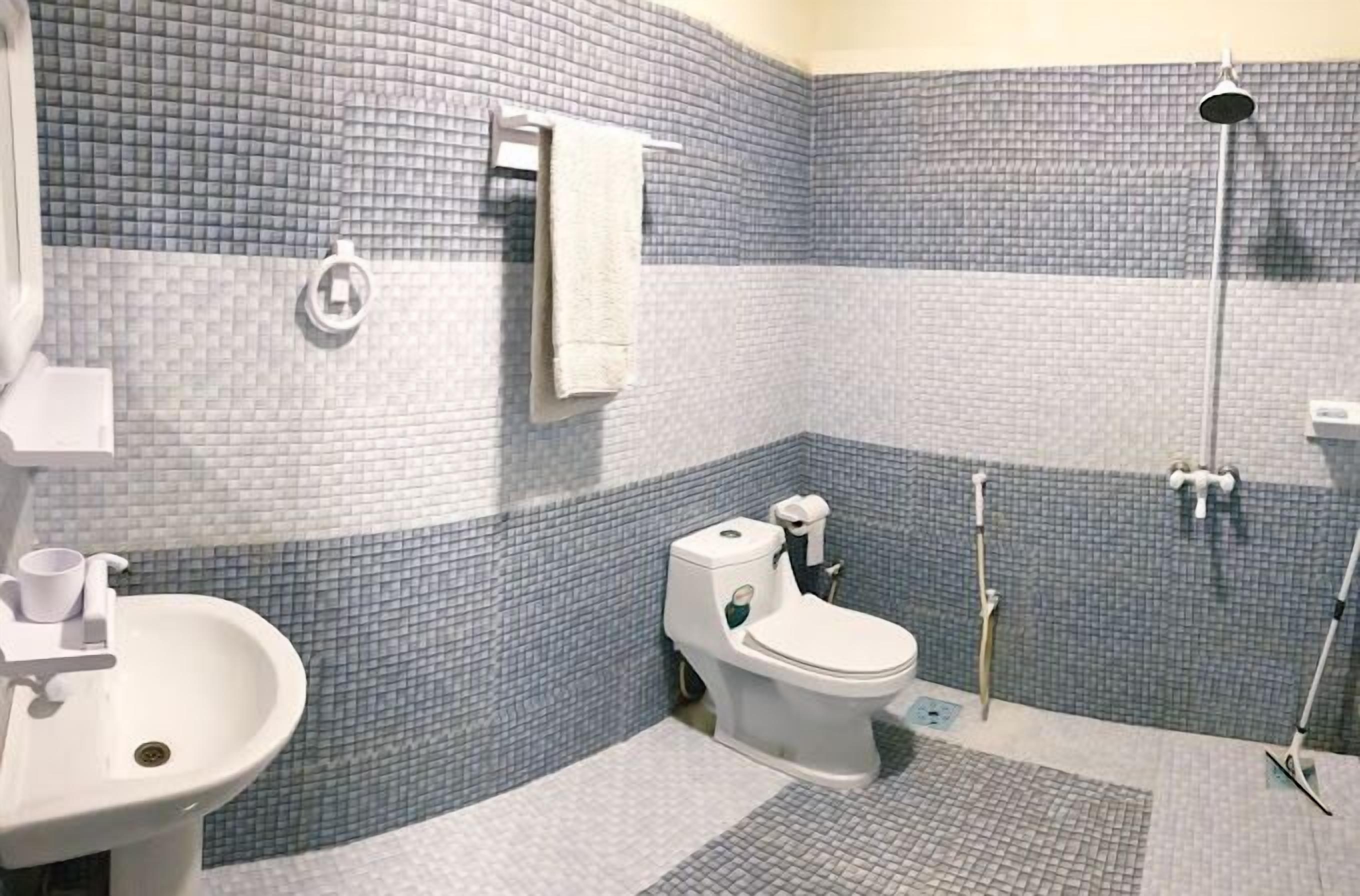 Deluxe Double Room | Bathroom | Shower, designer toiletries, towels, soap