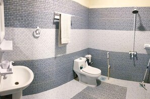 Deluxe Double Room | Bathroom | Shower, designer toiletries, towels, soap - The Muslim Guest House (Karachi)