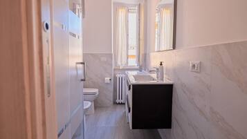 Doccia, asciugacapelli, bidet, asciugamani