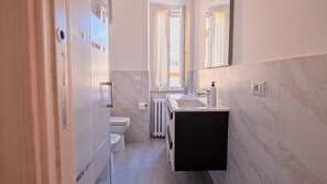 Doccia, asciugacapelli, bidet, asciugamani