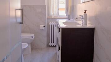 Douche, sĂšche-cheveux, bidet, serviettes fournies