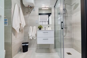 Shower, hair dryer, towels, soap - Sun&sea in Playa Las Canteras - Studio Apartment (Las Palmas de Gran Canaria)