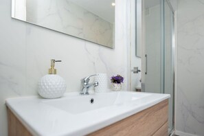 Haartrockner, Handtücher, Shampoo, Toilettenpapier