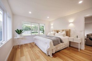 4 bedrooms, desk, iron/ironing board, travel cot - Elizas Entertainer | Stunning Alfresco Dining (Mount Eliza)