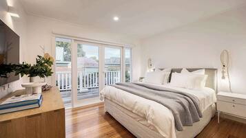4 bedrooms, desk, iron/ironing board, travel cot