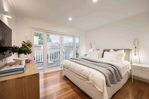 4 soverom, skrivebord, strykejern/-brett og reiseseng for barn