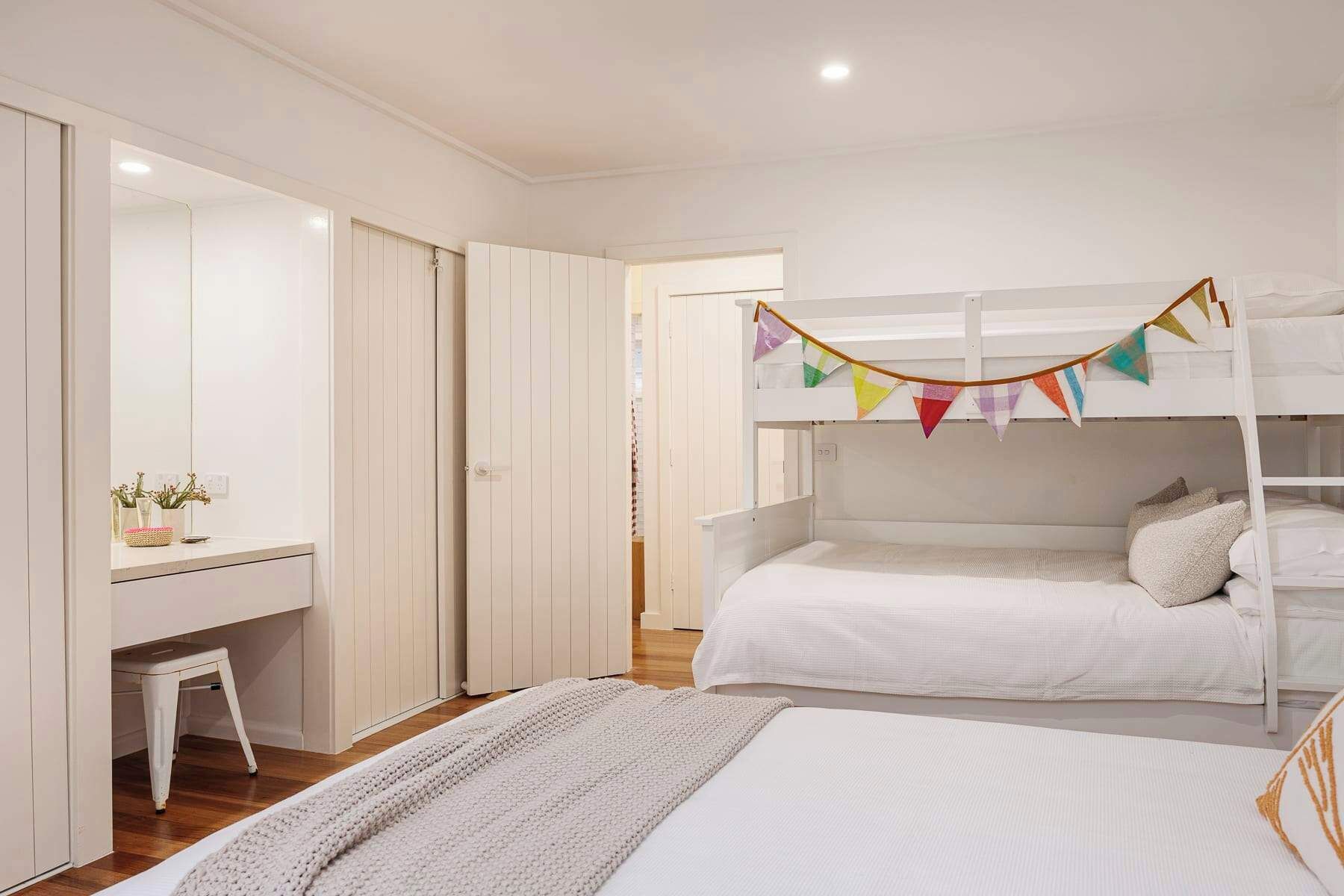 4 多间卧室、办公桌、熨斗/熨衣板、旅行婴儿床