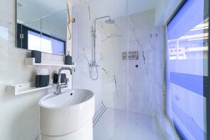 Doccia, asciugacapelli, asciugamani, sapone