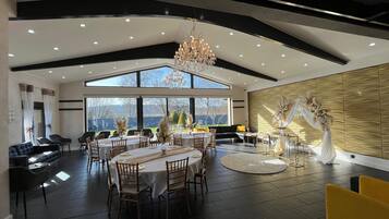 Villa | Dining