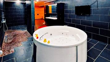 Vila | Kamar mandi | Bathtub dan shower terpisah, bathtub besar, pengering rambut, dan handuk