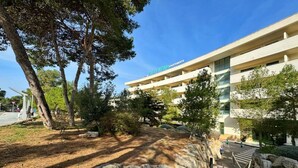 Un immeuble moderne sur lequel on peut lire l’inscription : « Festival Village Apartments ».