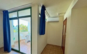 Interior - Sunny Apartment with Pool, Parking, and Near Beach in Salou (Salou)