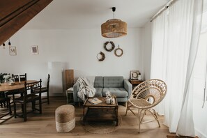 Smart TV, books - Les Fleurs de Maria, Charmante Maison Confortable de Campagne Proche de la mer (Le Bourg-Dun)