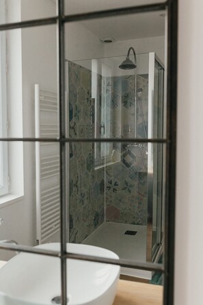 Douche, articles de toilette écologiques, sèche-cheveux