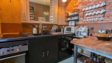 Réfrigérateur, micro-ondes, lave-vaisselle, chaise haute