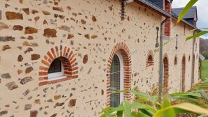 Un edificio con facciata in pietra e diverse finestre ad arco.