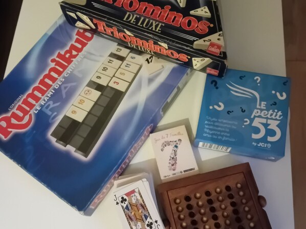 Un juego de mesa, una carta y un rompecabezas.