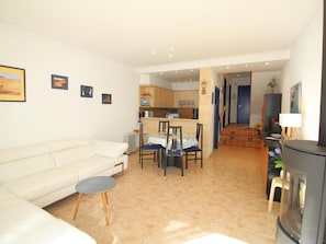 TV - Seaside Townhouse with Direct Beach Access, Stunning Views & Terrace (Llançà)